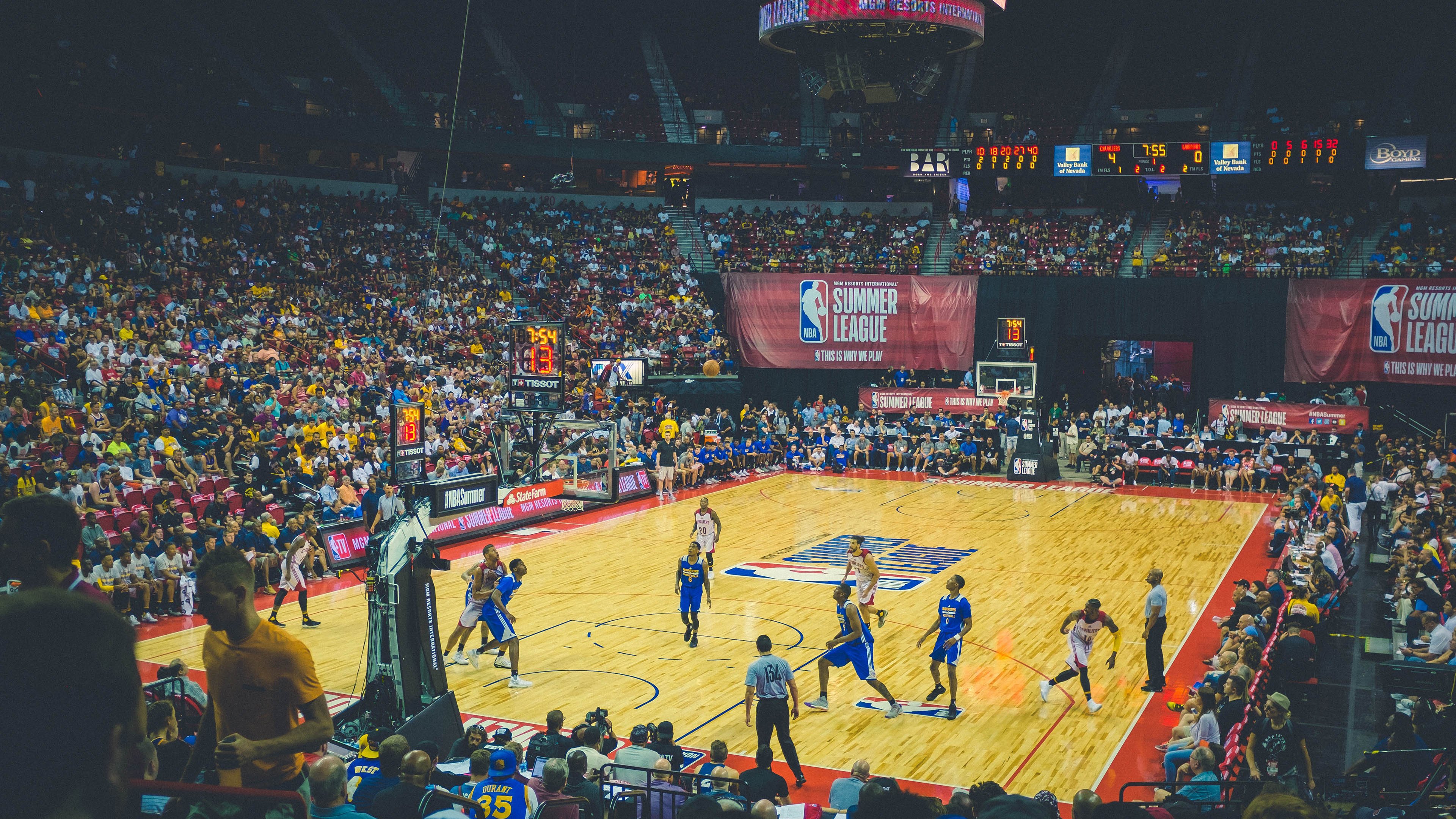 开云体育充值-全国足球场地绿化技术应用创新，打造“绿色运动场”，足球场绿色草坪背景图